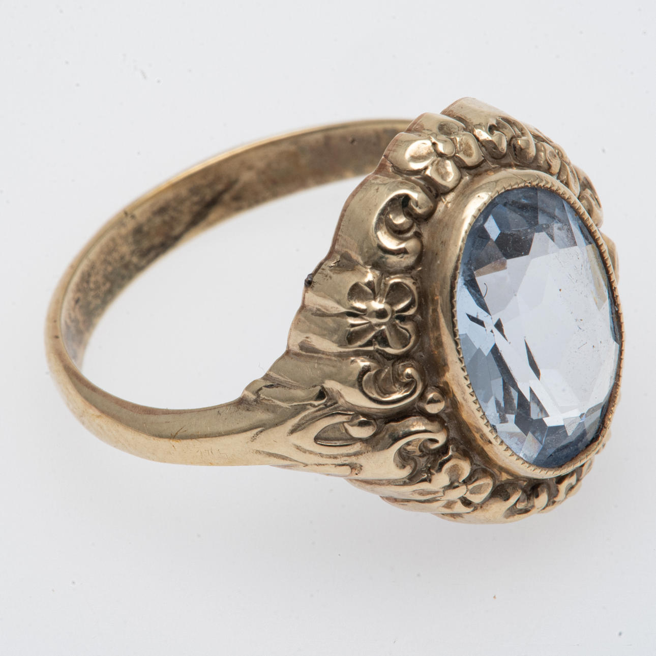 Ring, 585er Gelbgold, synthetischer Spinell.