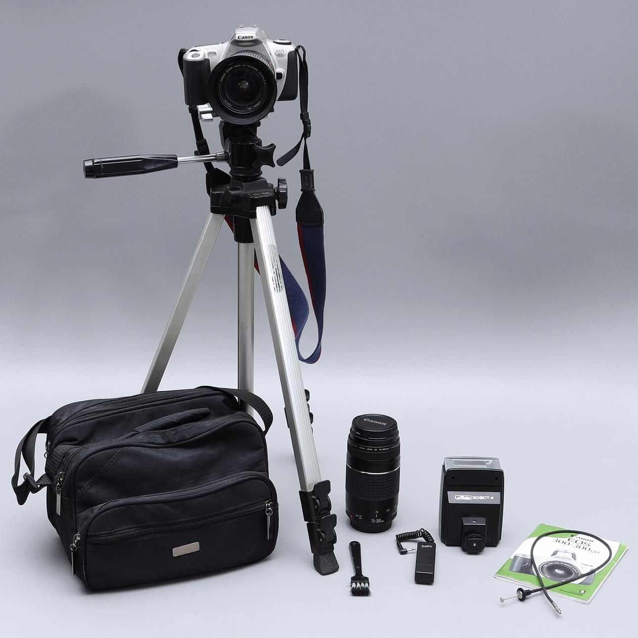 ANALOGE SYSTEMKAMERA mit Zubehör, Canon EOS 300.