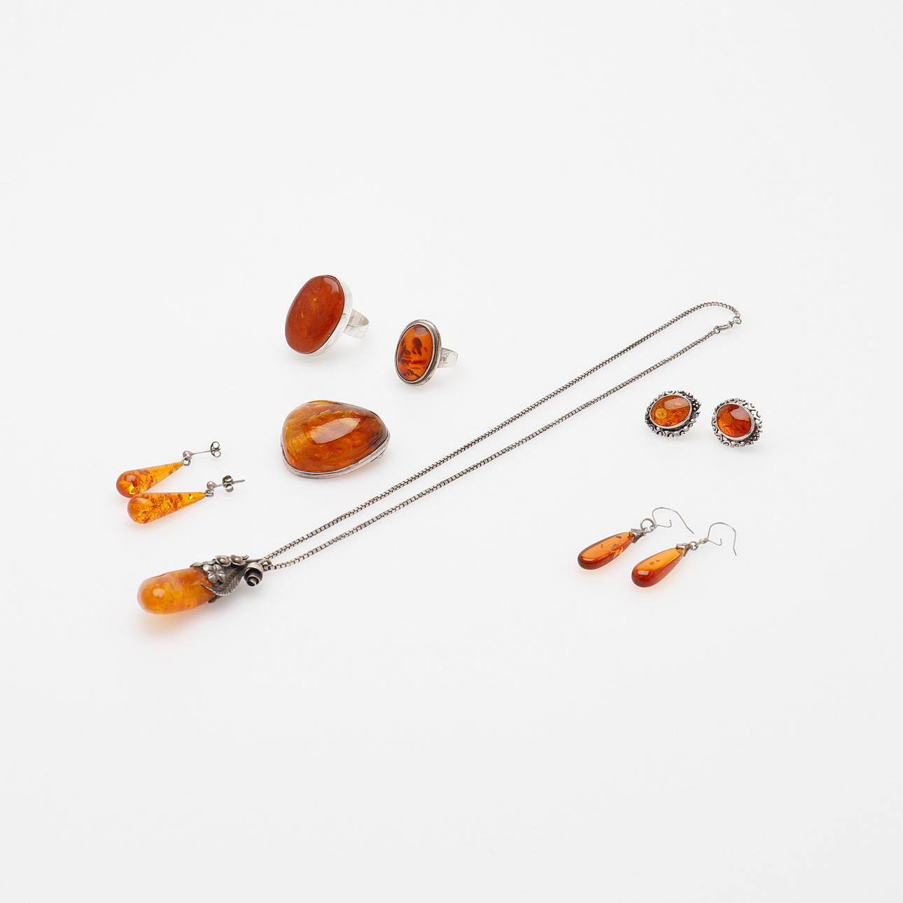SMYCKEN, BÄRNSTEN MED SILVERMONTERING, SJU SMYCKEN.