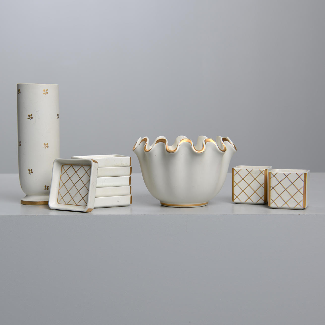 WILHELM KÅGE. 10 piezas, gres, "Carrara", Gustavsberg.