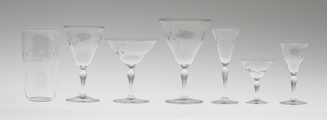GLASSERVIS, 31 delar, dekor av kvist med rosenknopp, 1900-tal.