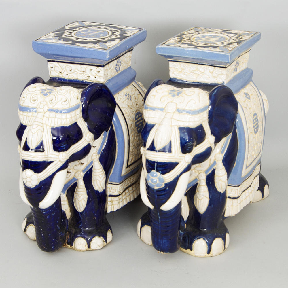 PIEDESTALER, 1 par, i form av elefanter.