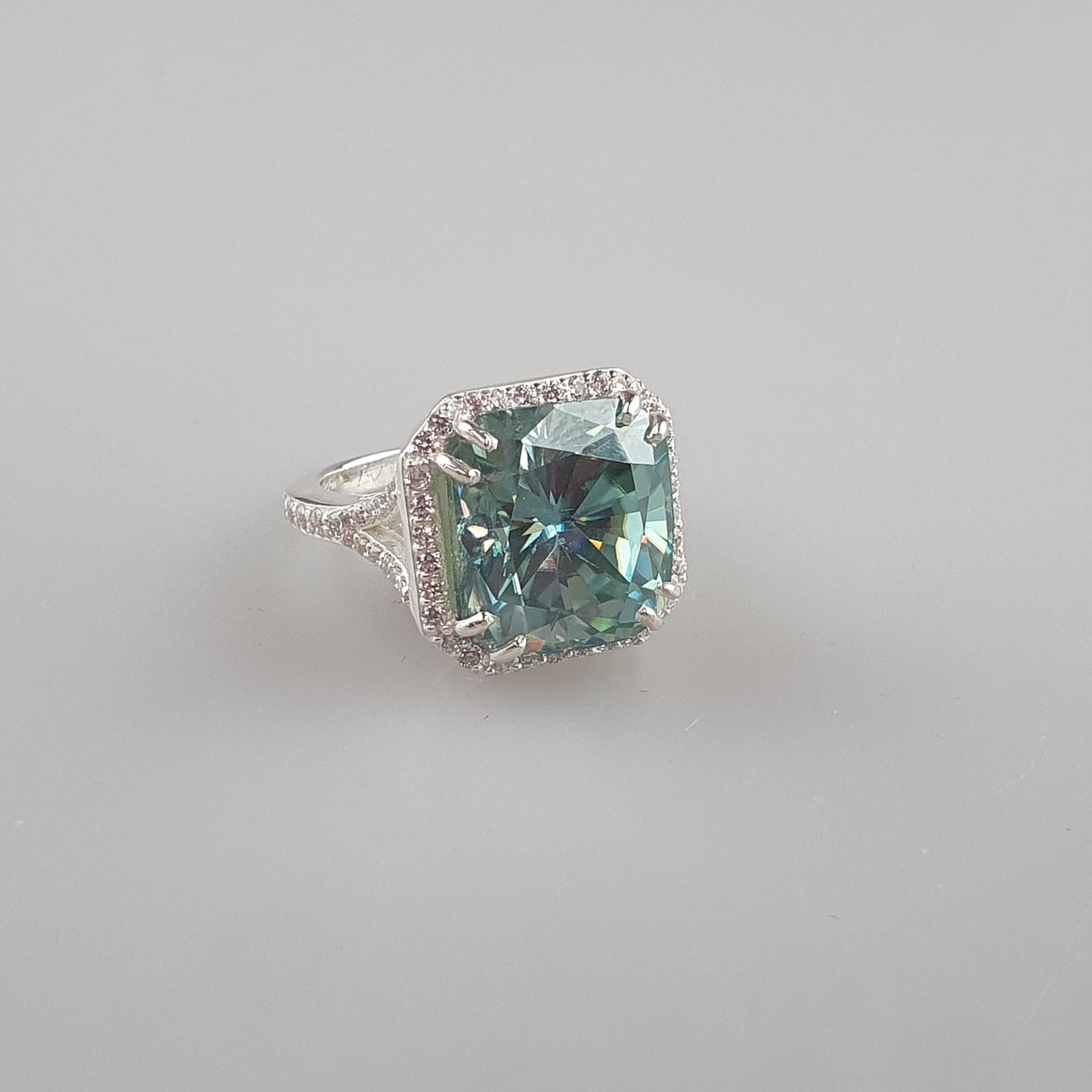 - 15,55 ct blå moissanite ring, 925 sølv.
