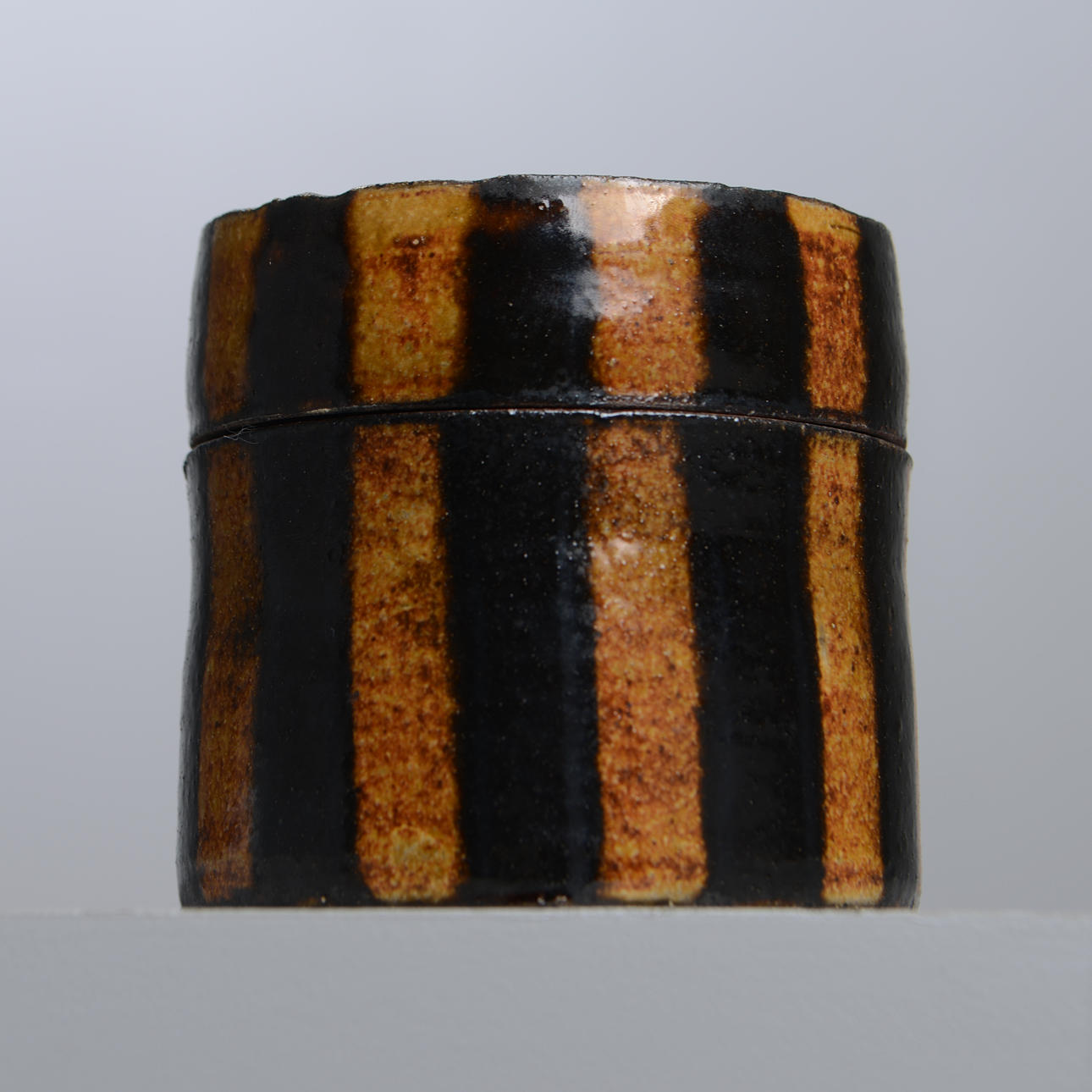 KIRSTEN SLOTH. Ask, stentøj, eget atelier, Danmark, stemplet.