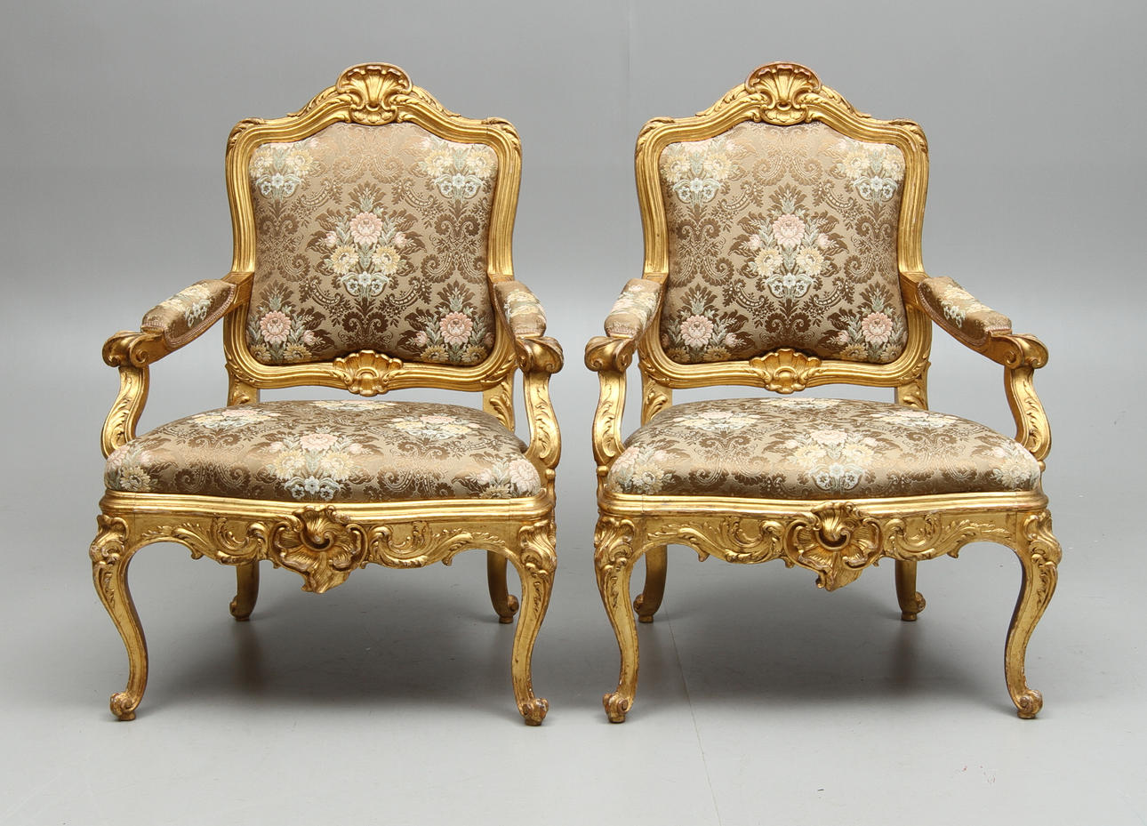 KARMSTOLAR, ett par, Louis XV-stil, troligen Frankrike, 1800/1900-tal.