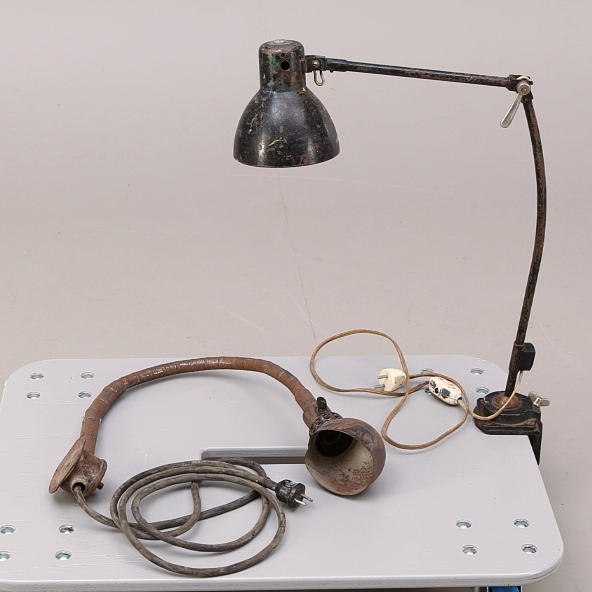 INDUSTRILAMPOR, 2 st, bords- / väggmodell, 1900-tal.