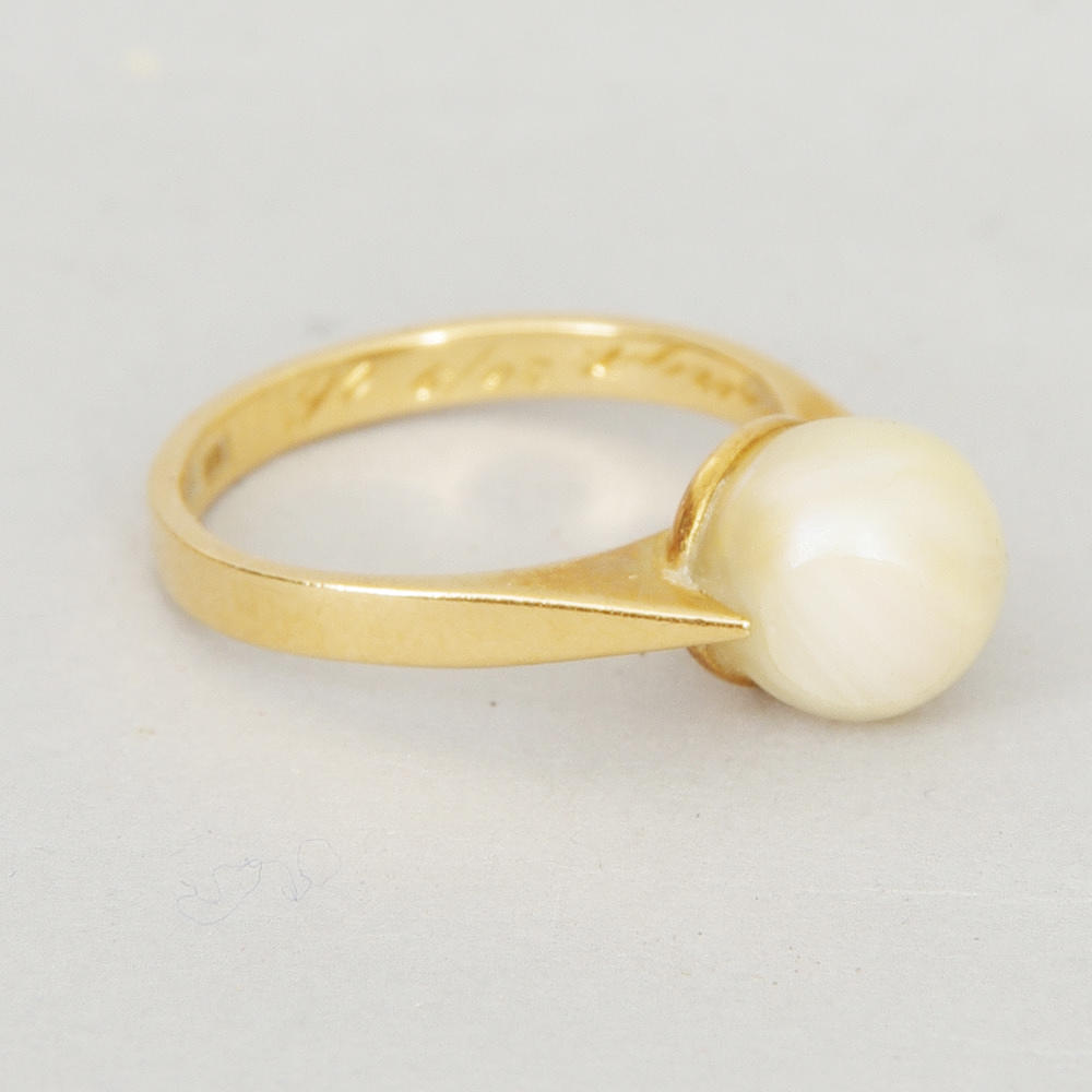 RING MED PÄRLA, 18K guld.