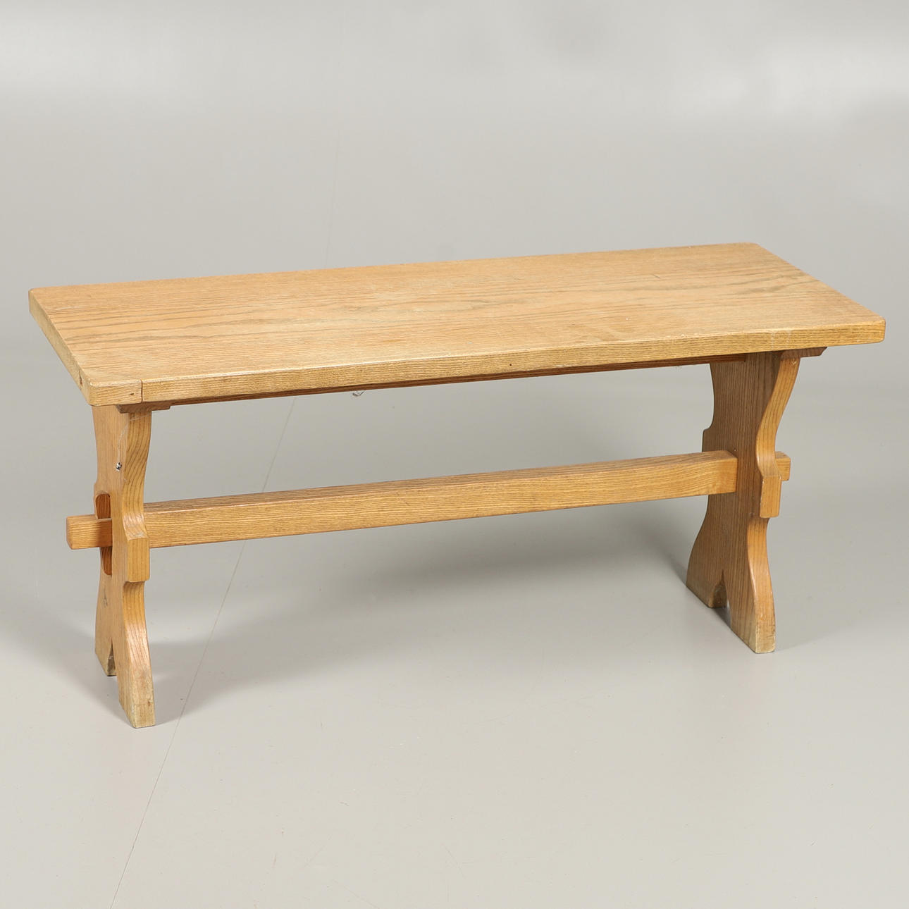 UN PEQUEÑO BANCO DE ROBLE.