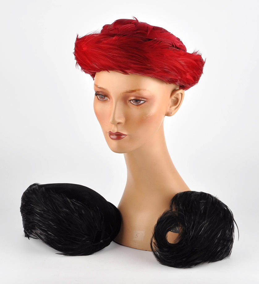 KOPFBEDECKUNG 4. damhatt fjäderhatt, motorhuv, mössa. I slutet av 1920/1950-talet.