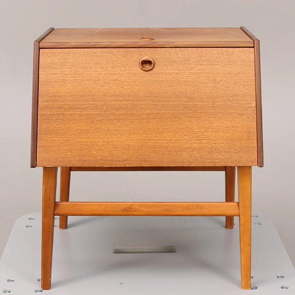 SCHATULL, teak med NYSILVERBESTICK 158 delar + 14 servettringar.