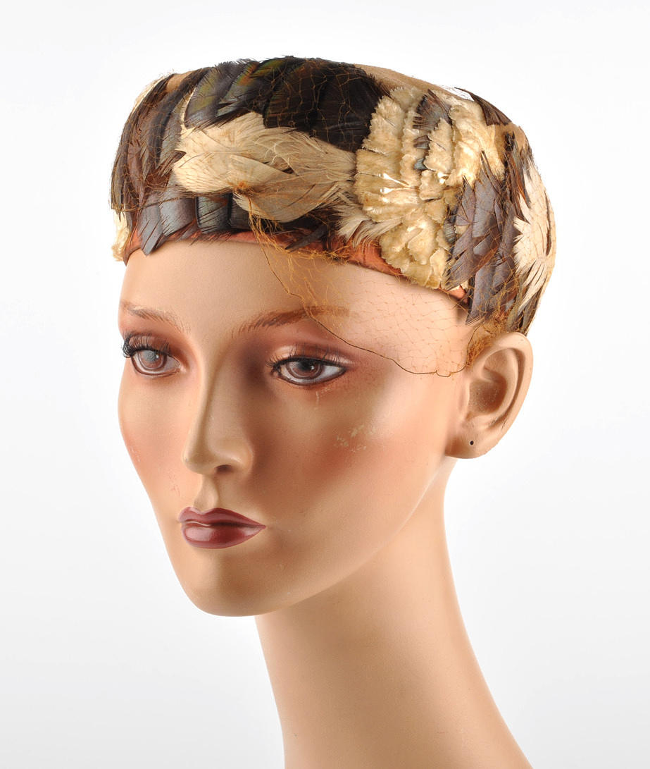 KOPFBEDECKUNG 11. damhatt fjäderhatt, motorhuv, mössa. 1950-talet.