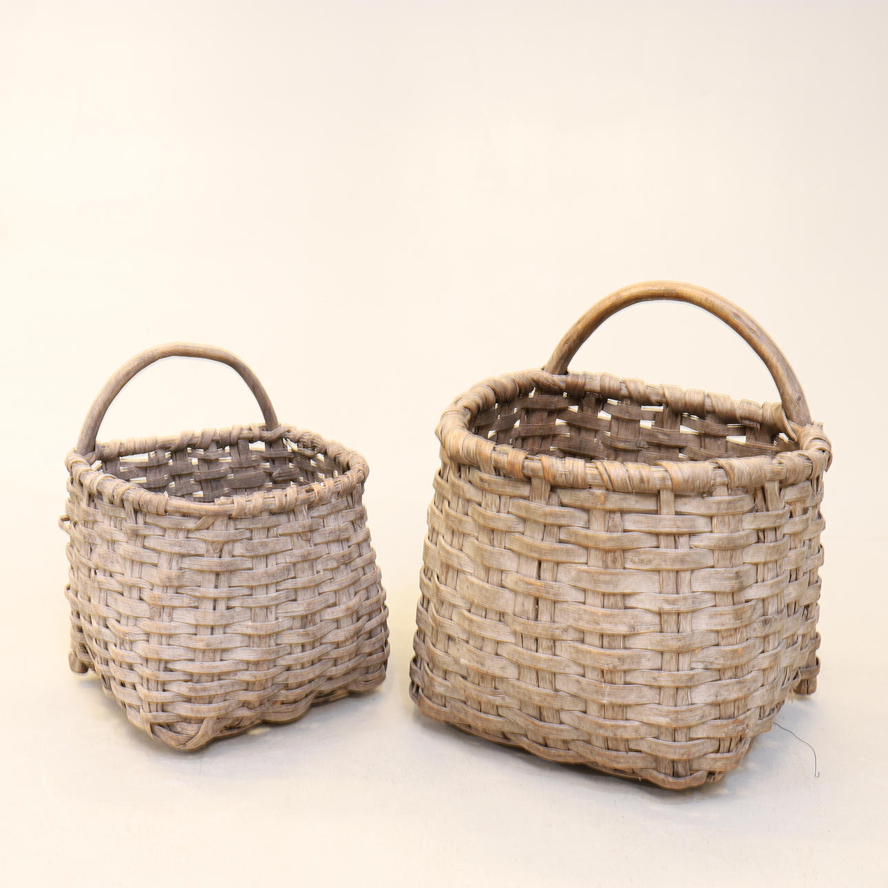 SKÄPPEKORGAR, 2 st, flätade enevidjor, 18/1900-tal.