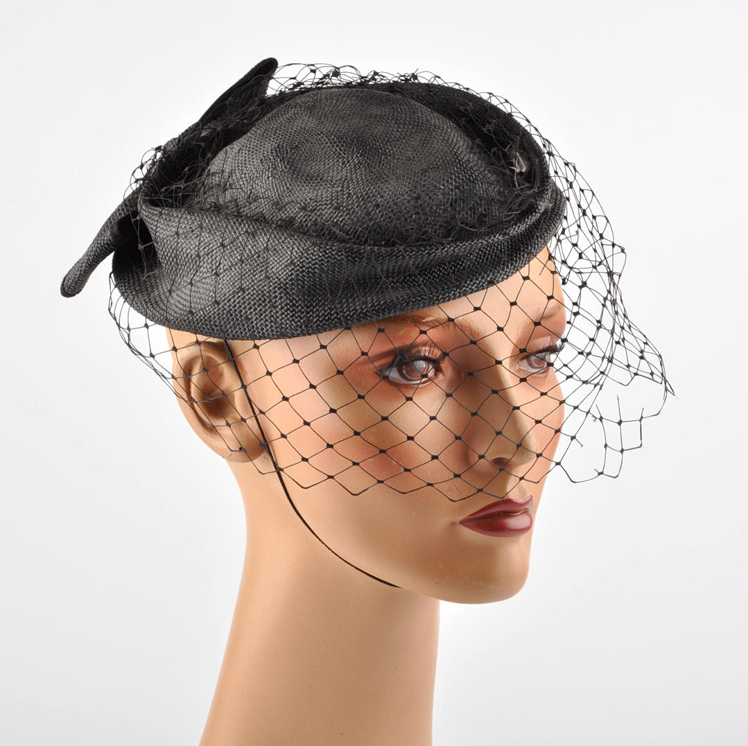 KOPFBEDECKUNG 12. damhatt huva, mössa. Sörjande motorhuv med slöja, omkring 1970.