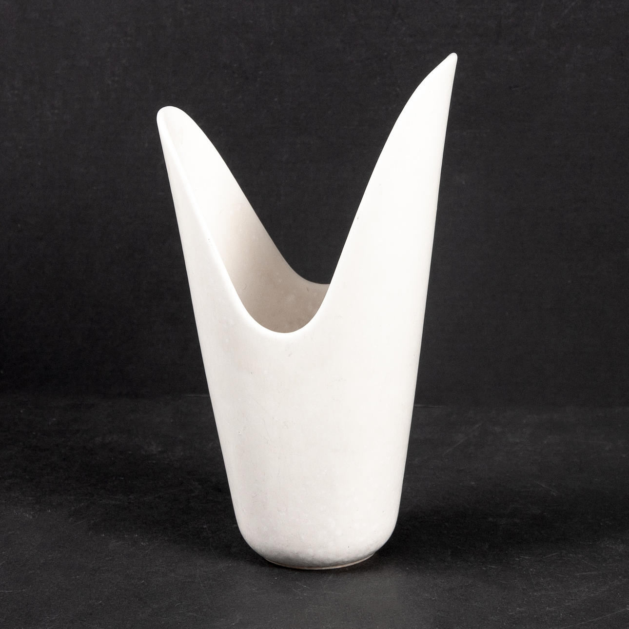 GUNNAR NYLUND. VASE, eggshell glazed stoneware, "GÄDDGAP" shape code ARZ.