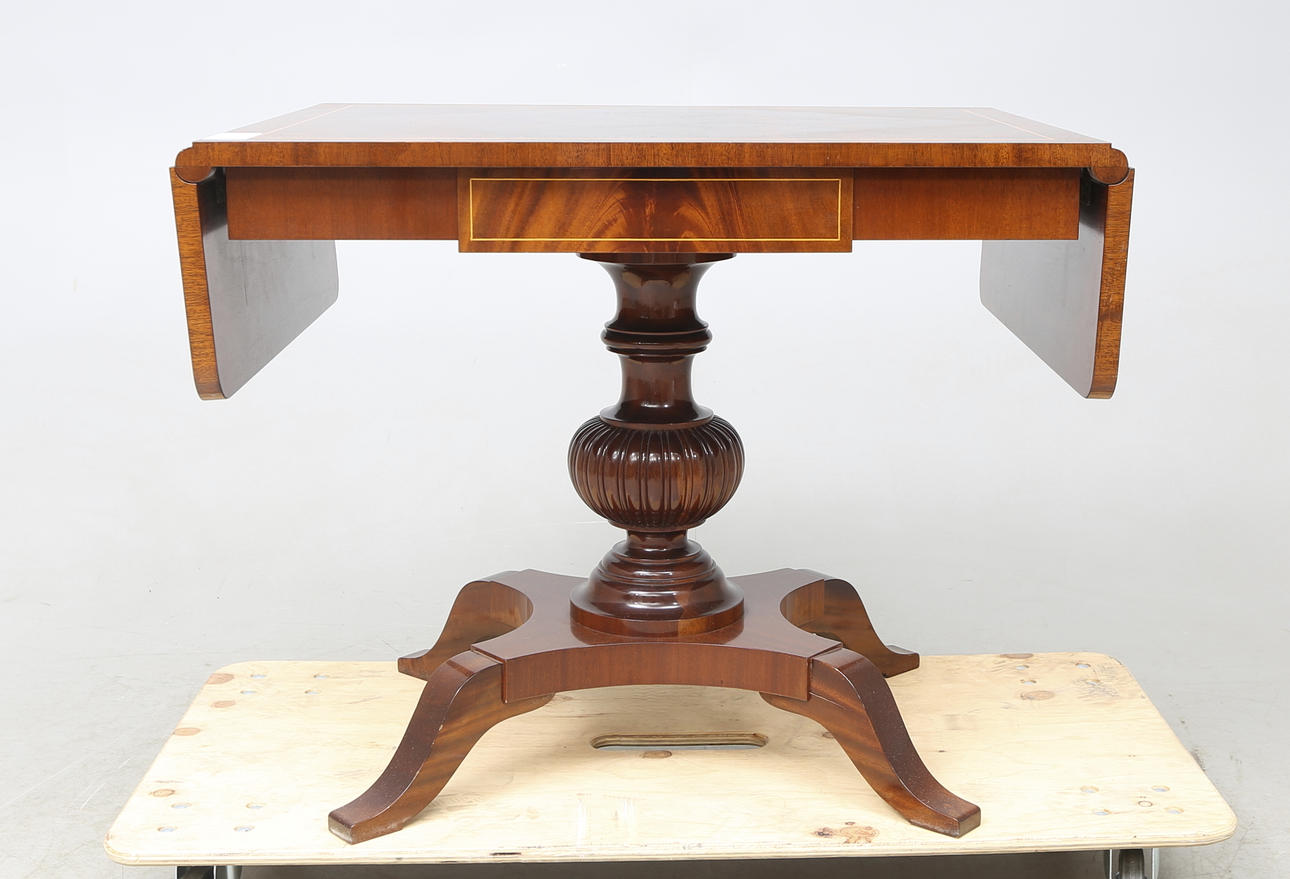 SALONGSBORD, Karl Johan stil, 1900-talets början.