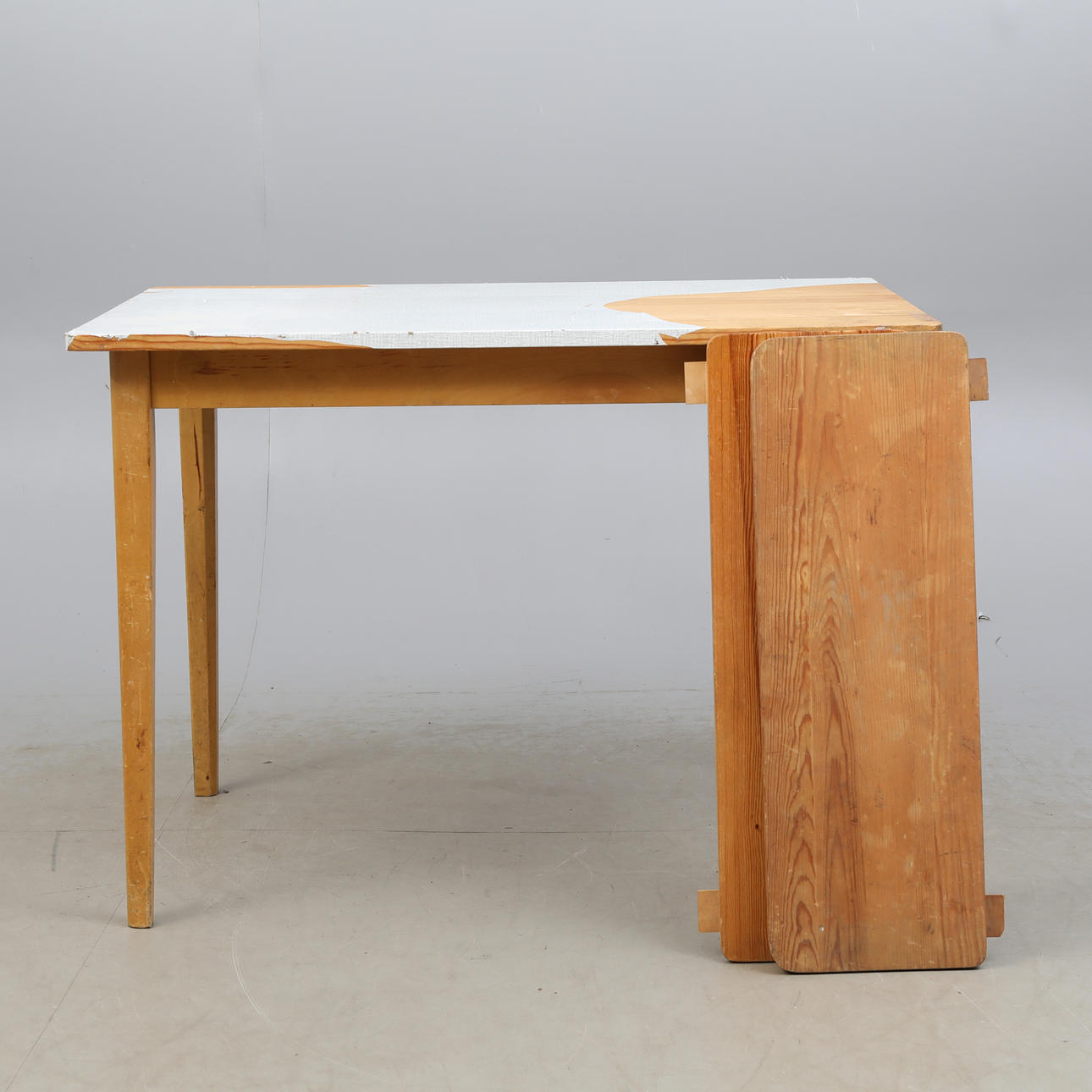 TABLE, NK, 2 inserts.