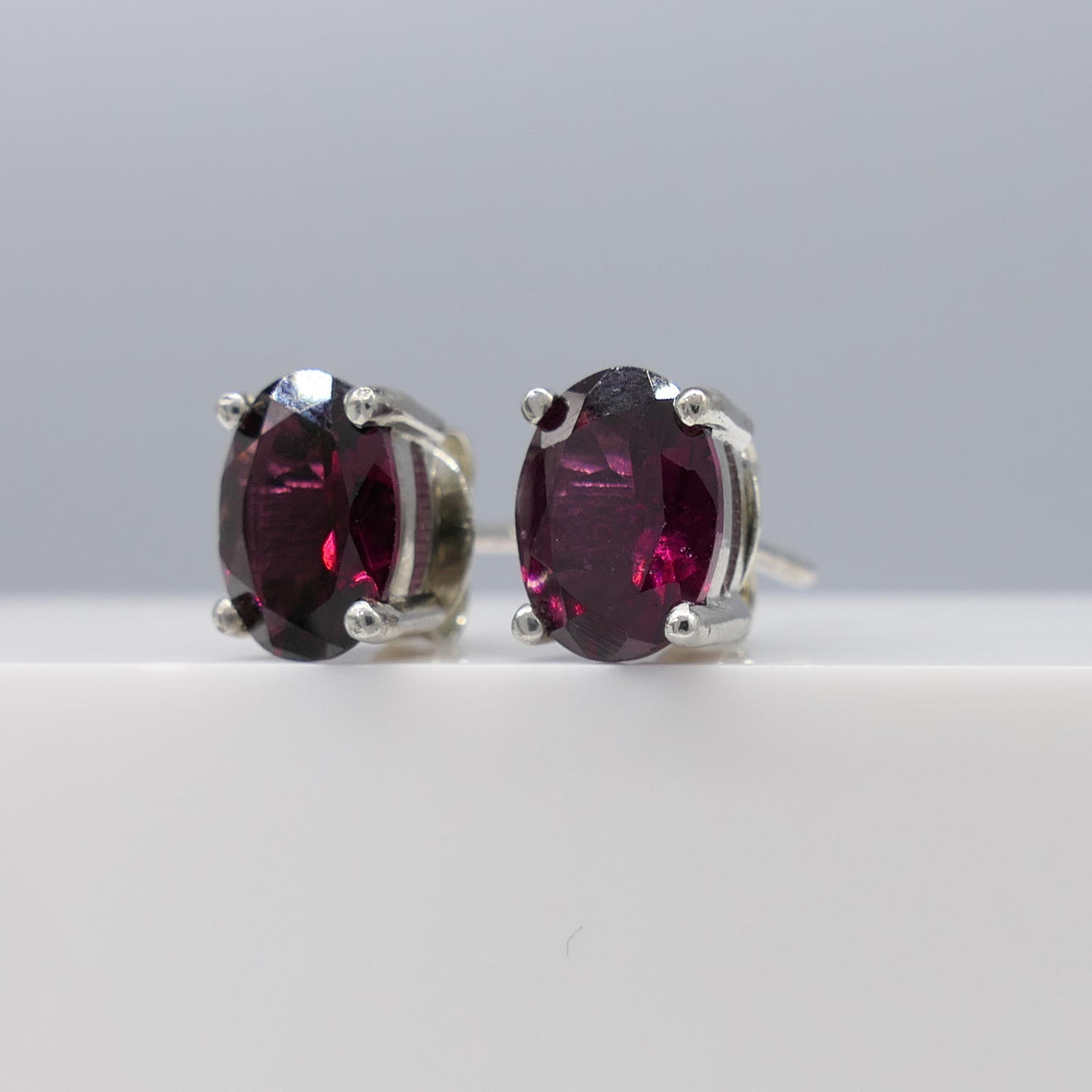 Rhodolith-Granat-Ohrstecker.