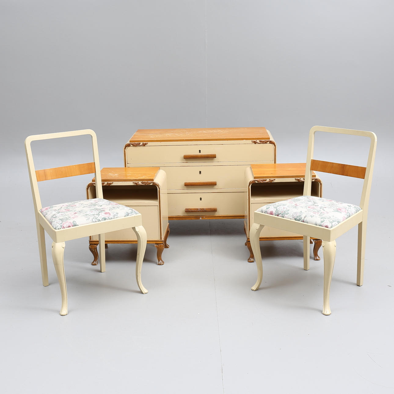 SOVRUMSMÖBLER, 5 delar, 1900-talets första hälft.