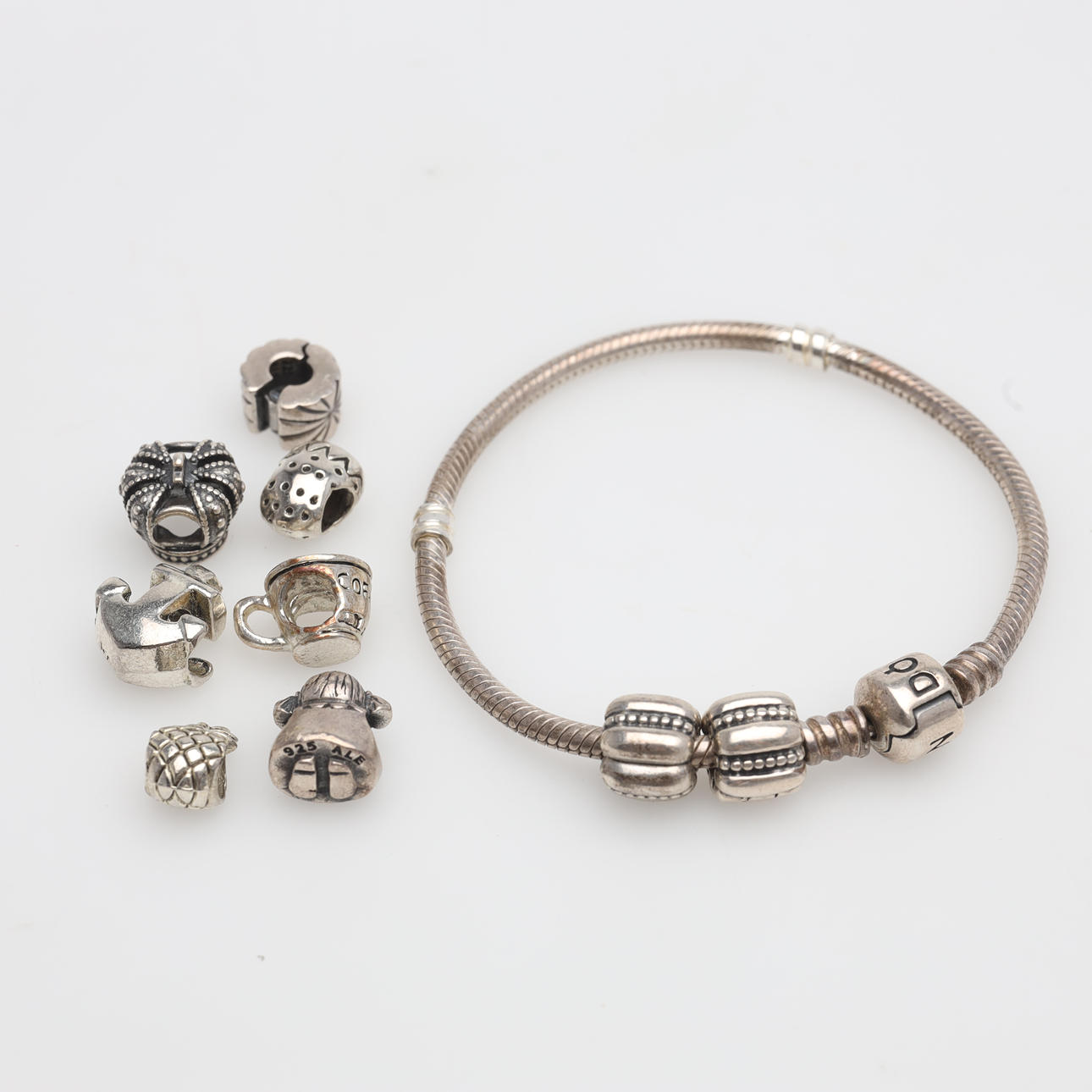 ARMBAND med berlocker PANDORA SILVER.