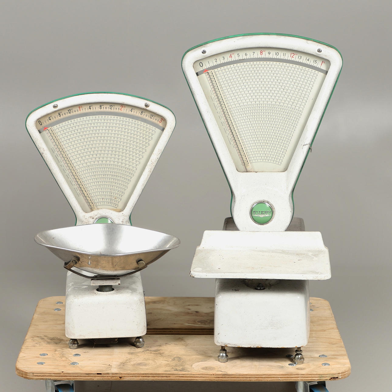 TVÅ PAR AVERY BUTIKSVÅGAR.