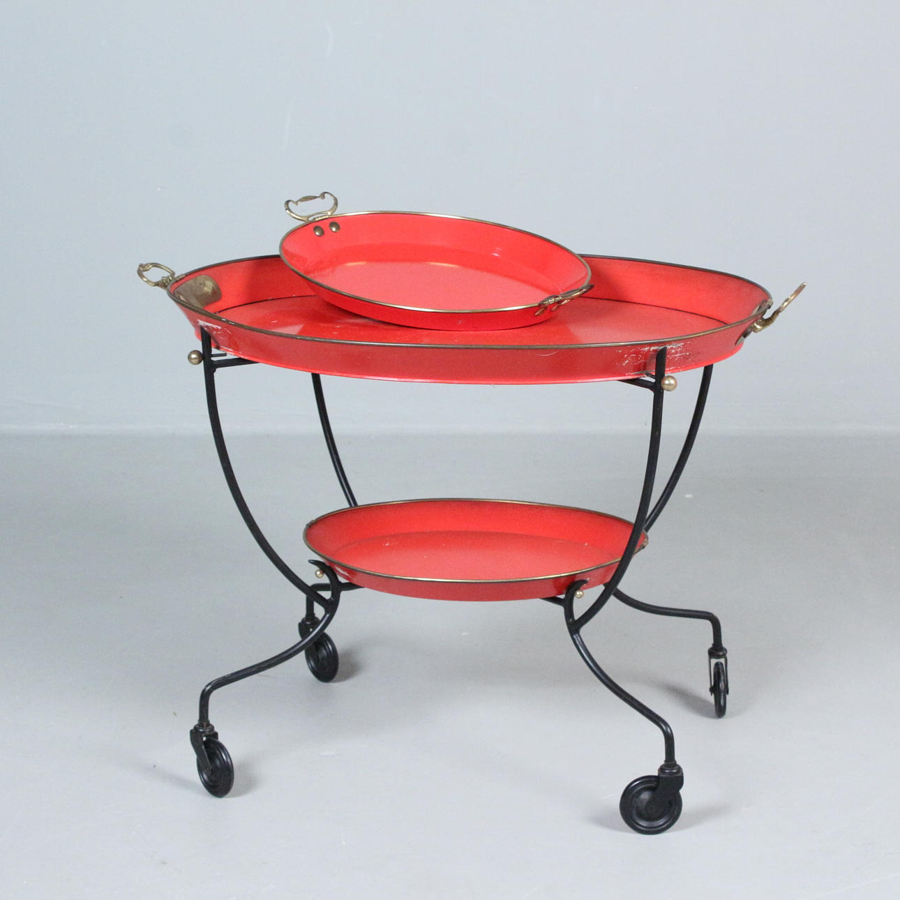 Bord/barvagn med brickor.