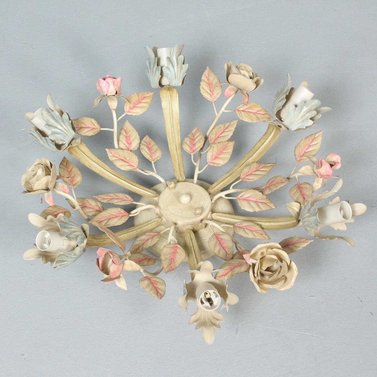 Florale Deckenleuchte.