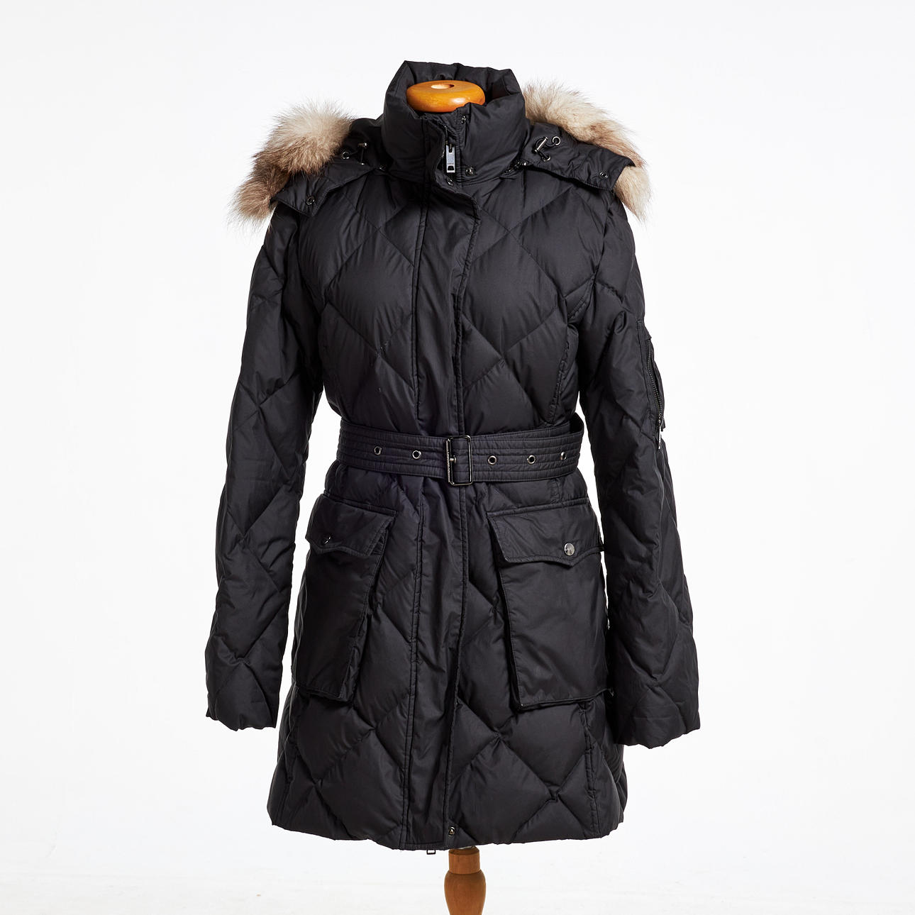 BURBERRY. Plumífero, dos bolsillos exteriores, capucha con pelo sintético, talla S.