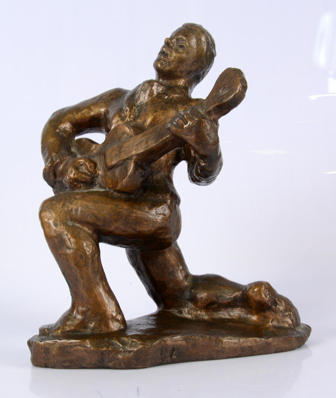 HELGE HÖGBOM. BRONSSKULPTUR, Musikant.