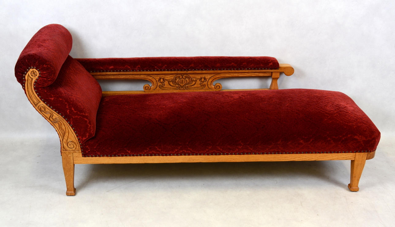 SCHÄSLONG,ek och röd klädsel, 1800/1900-tal.