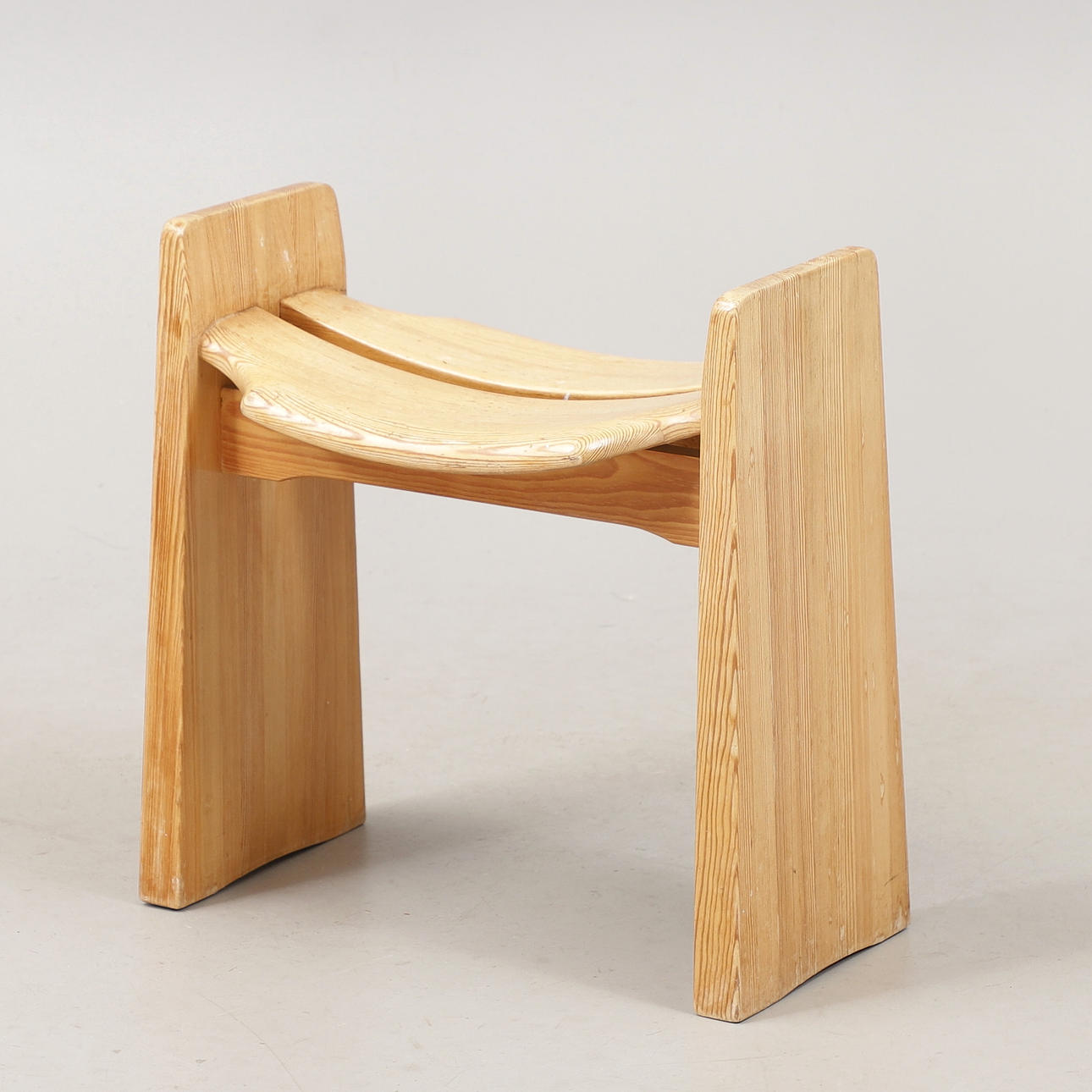 GILBERT MARKLUND. Pall, "Jonte", furu, formgiven 1969.