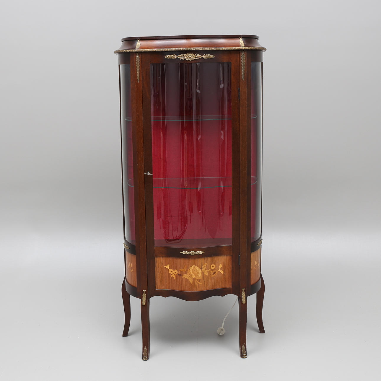 VITRINSKÅP, nyrokokostil, 1900-talets andra hälft.