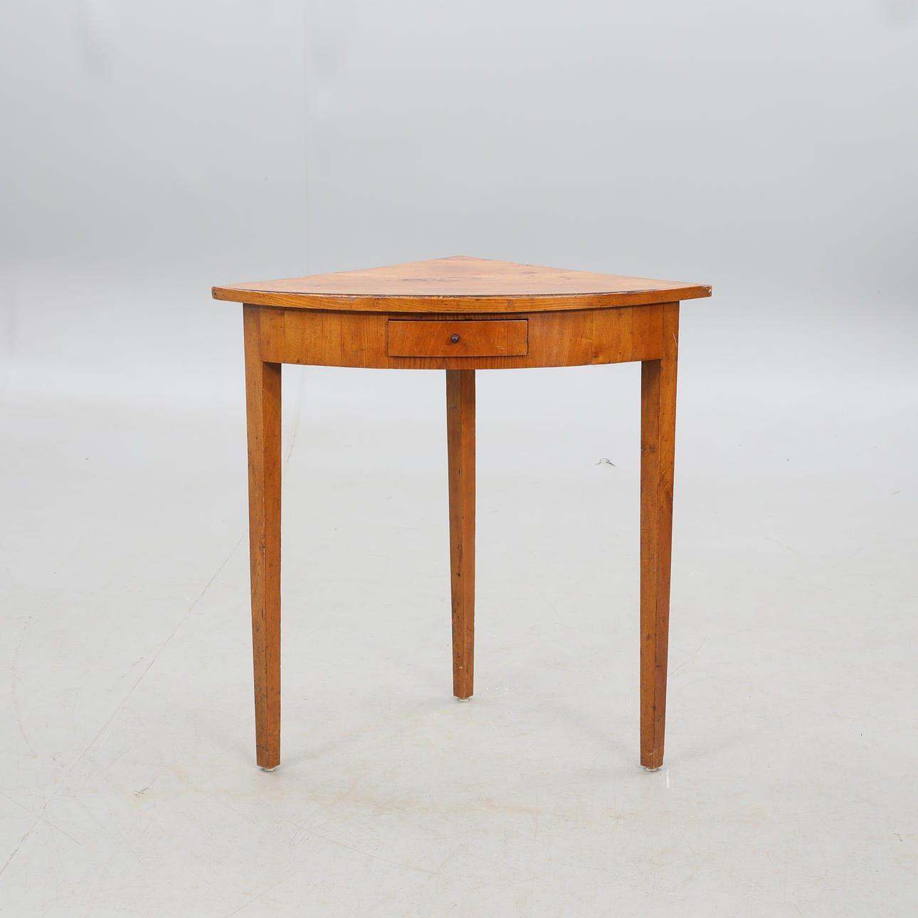 ECKTISCH mit Schublade.