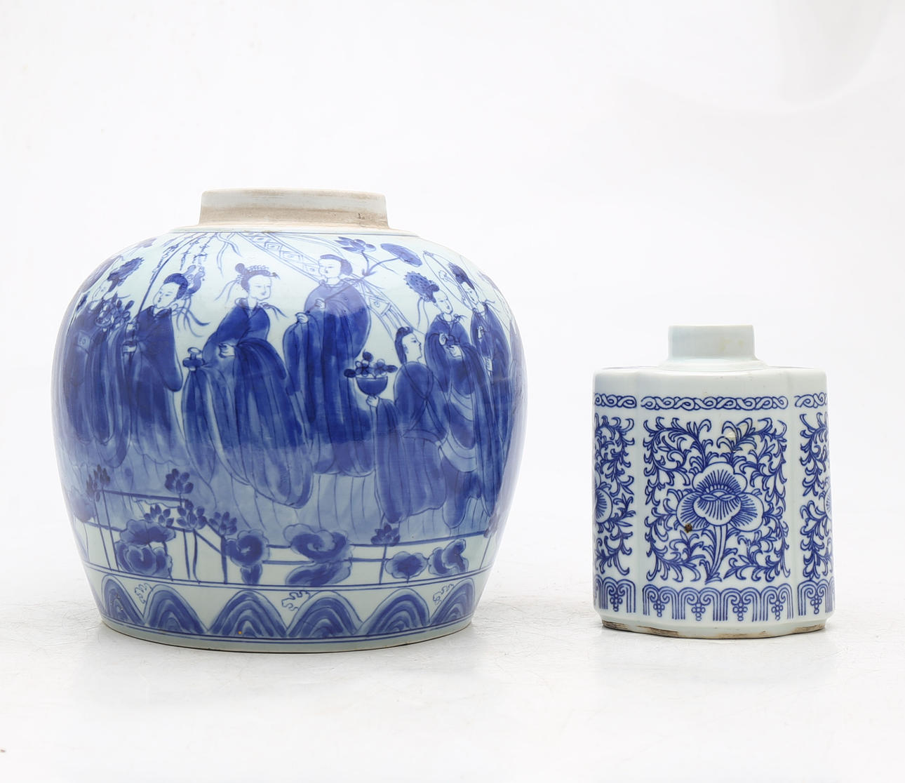 Chinese Transition-style jar and Chinese vase in blue and white ...