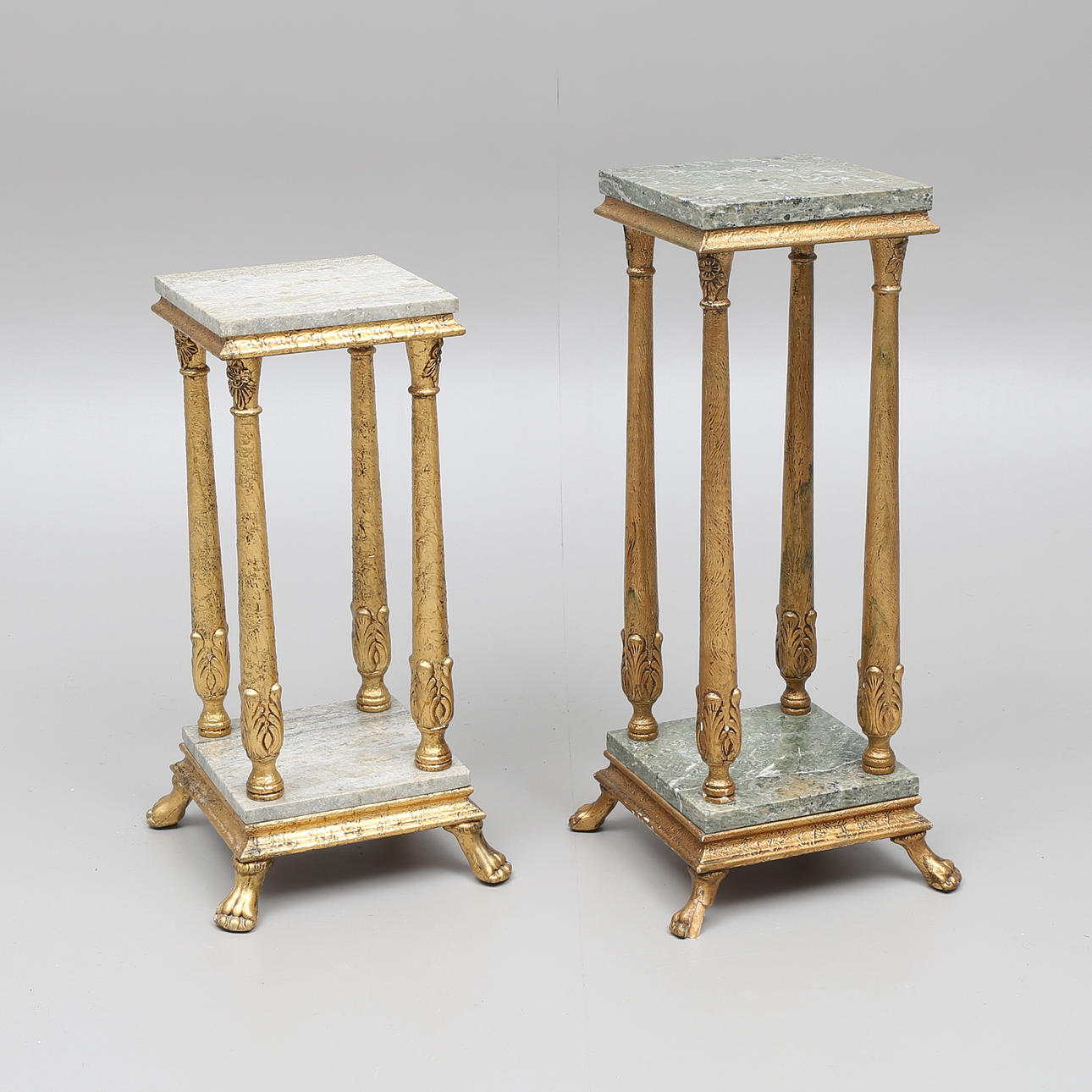 PIEDESTALER, 2 st, förgyllda med marmorskivor, 1900-tal.