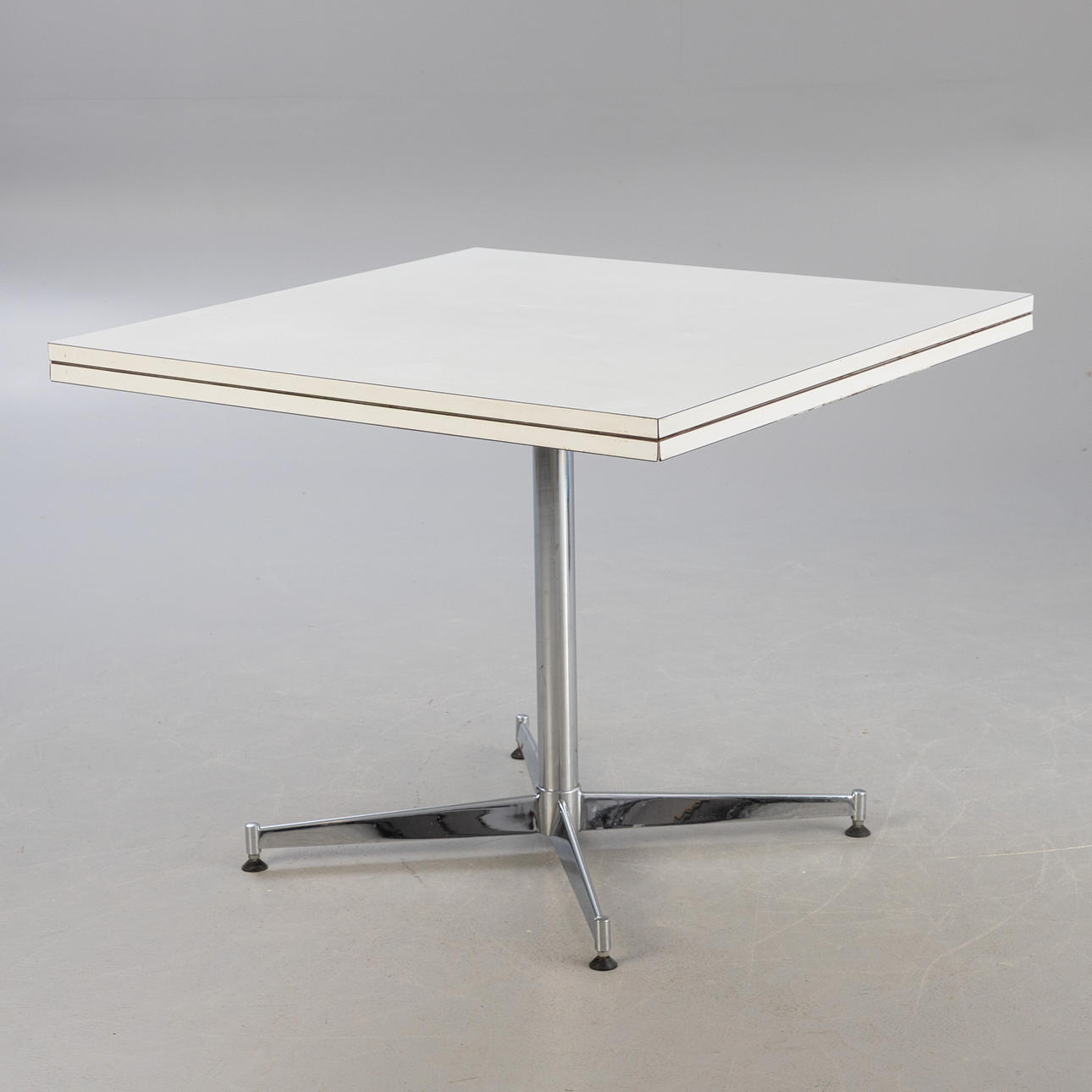 Läsko Studioform International. Runder / Quadratischer Ausklapptisch. Italienisches Design, 1970er Jahre. Möbel - Tische
