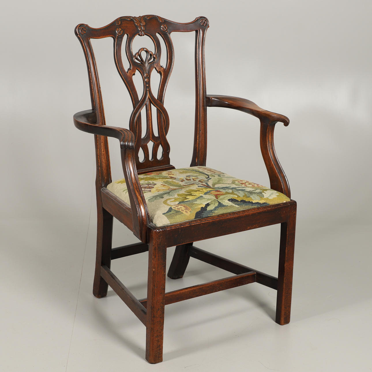 EN MAHOGNY CHIPPENDALE MÖNSTER ARMBÅGE STOL.