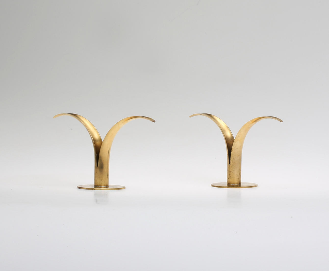 LJUSSTAKAR, 1 par, mässing, "Liljan", Ivar Ålenius Björk, Ystad metall.