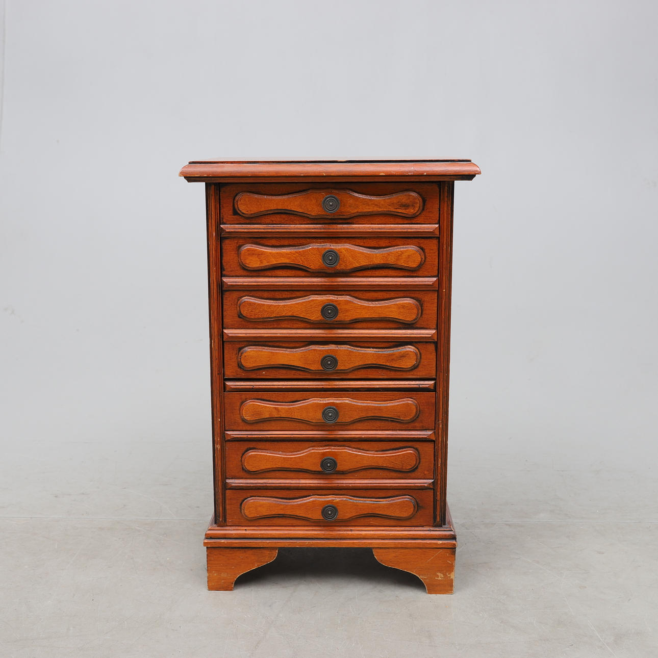 SÄNGBORD, engelsk stil, 1900-talets andra hälft.