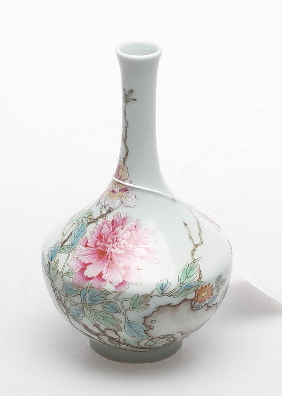 VAS, porslin, Famille Rose, Kina, märkt med sex karaktärers märke.