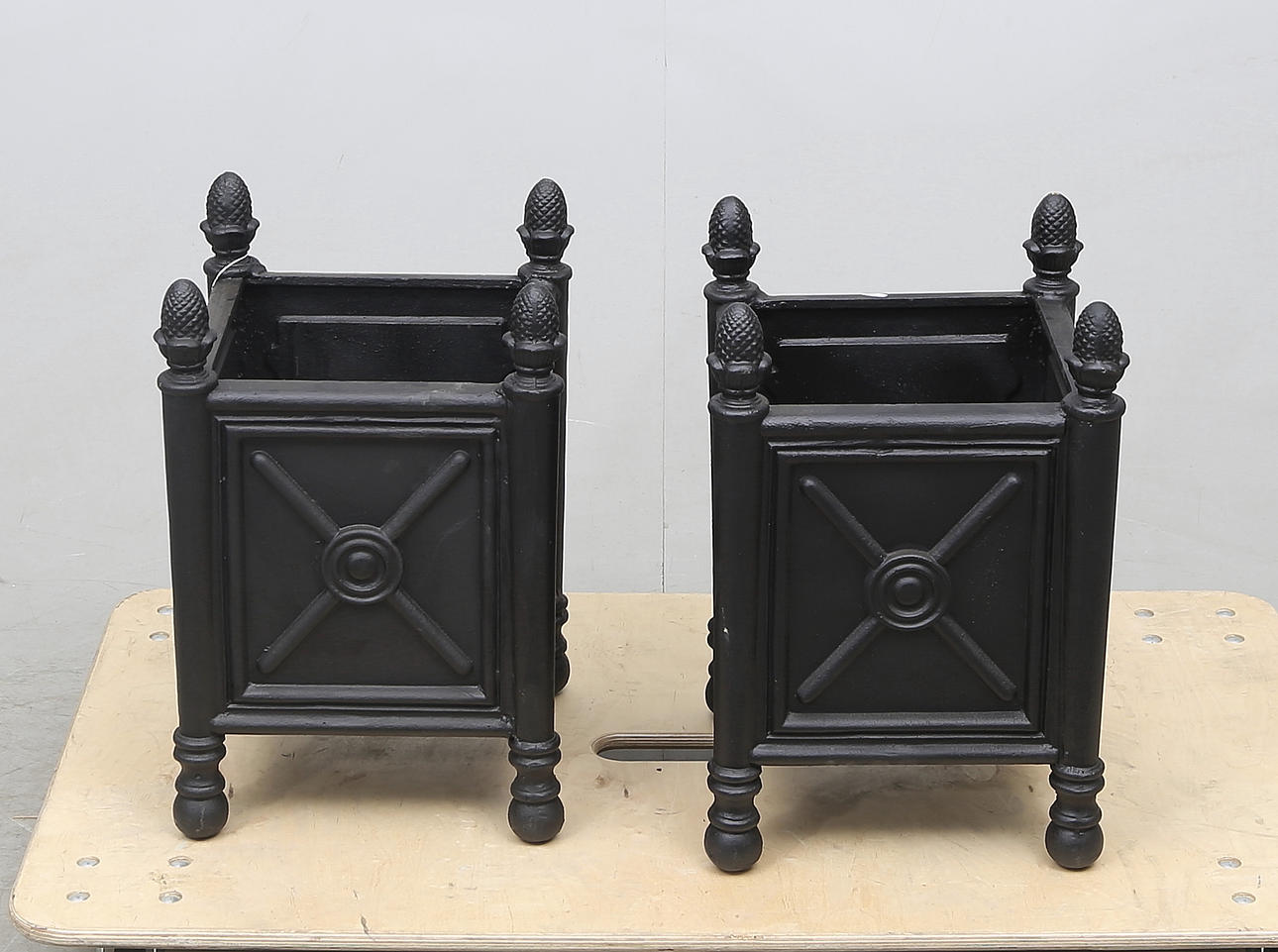 TRÄDGÅRDSURNOR, ett par, gjutjärn.