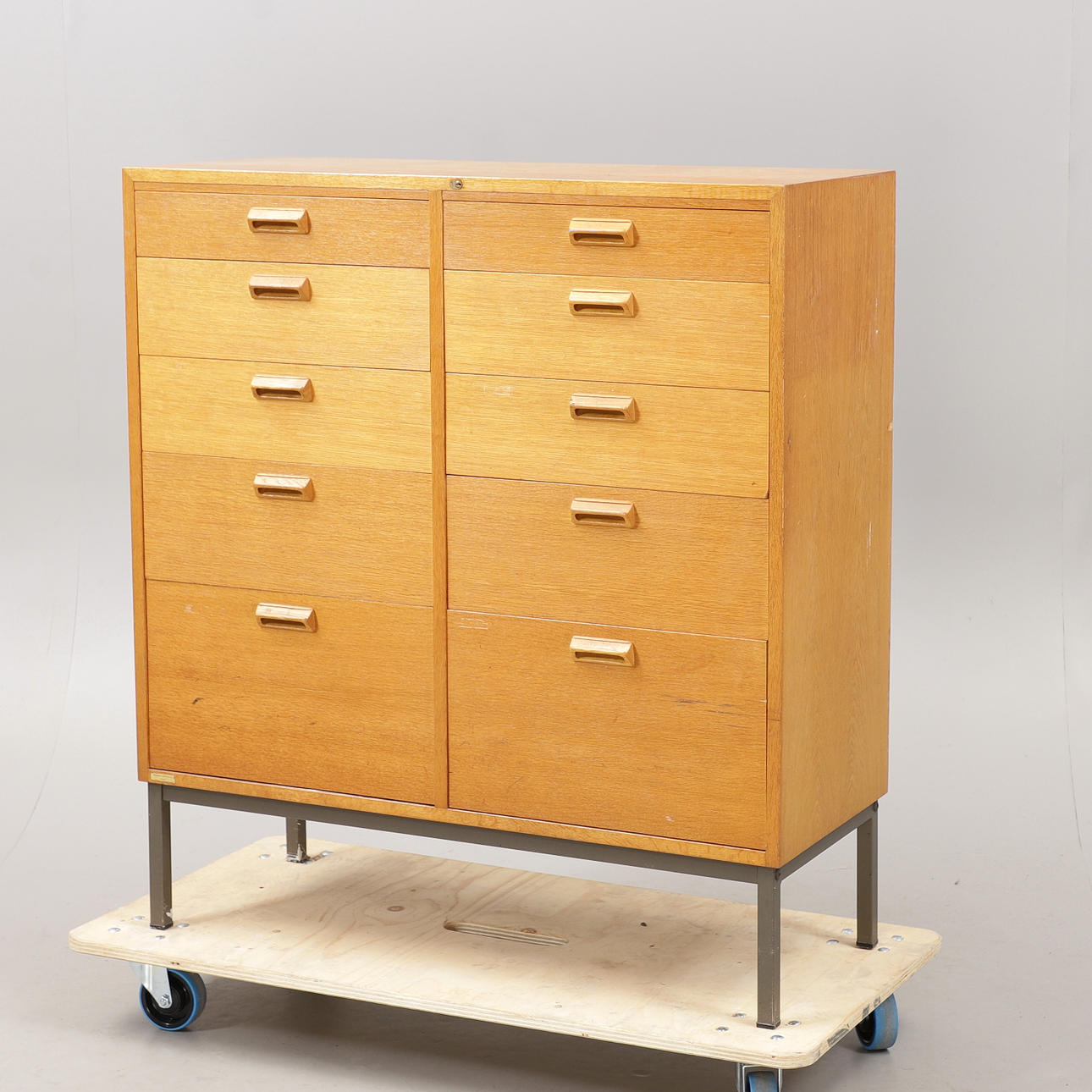 KONTORSMÖBEL, ek, 1900-talets första hälft.