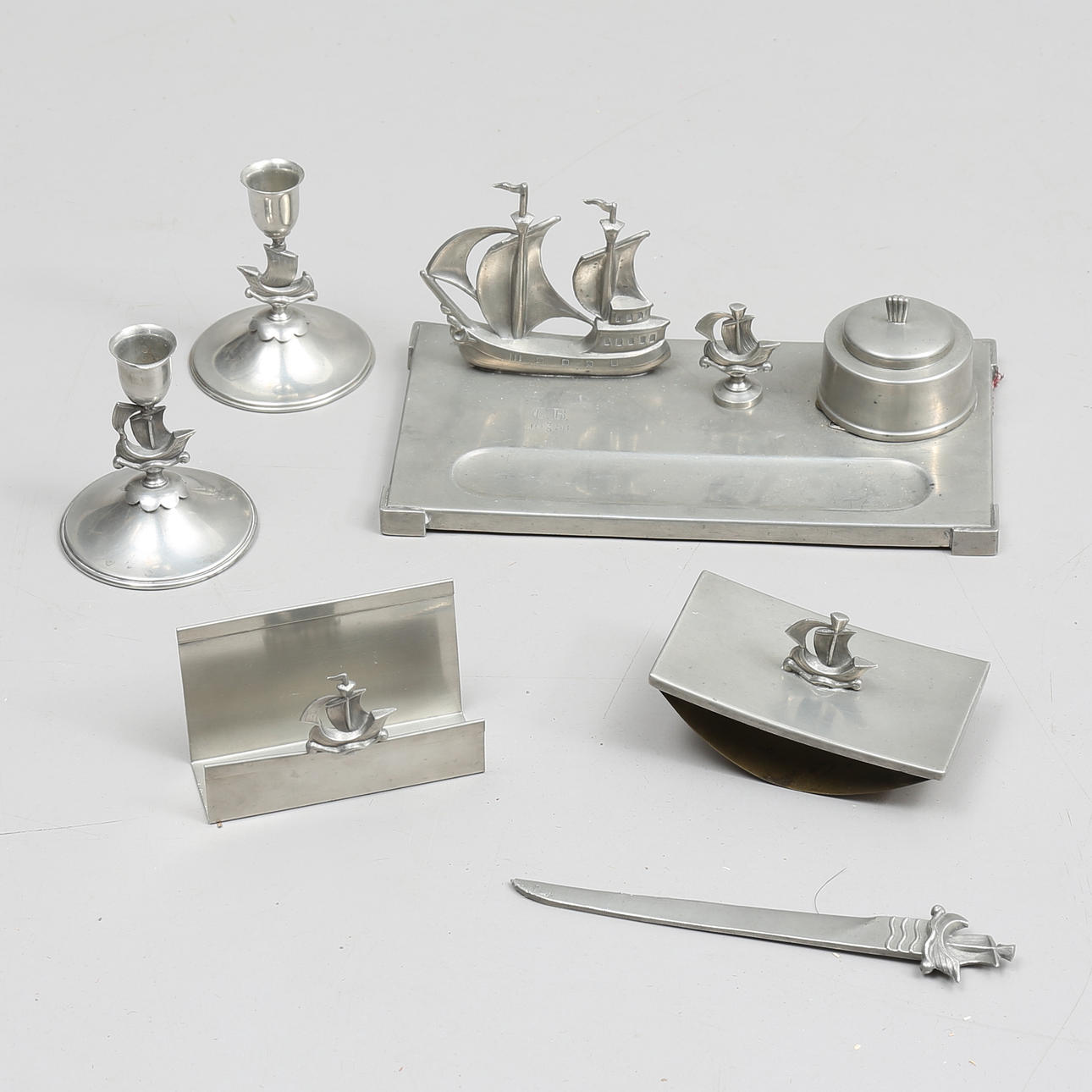 SKRIVBORDSUPPSATS samt LJUSSTAKAR, tenn, Nordiska Juvelaktiebolaget, 1930-tal.