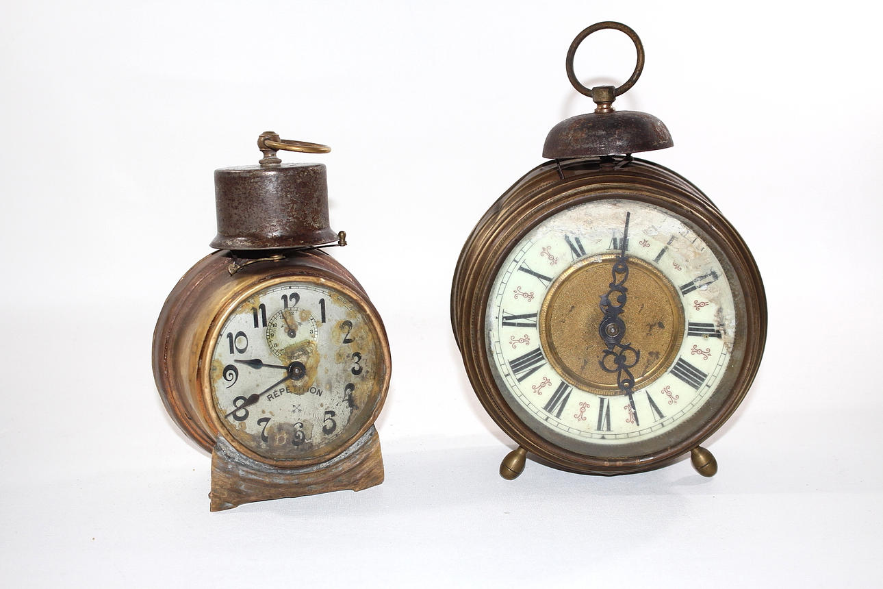 KLOCKOR, 2 st, en klocka graverad 1927.
