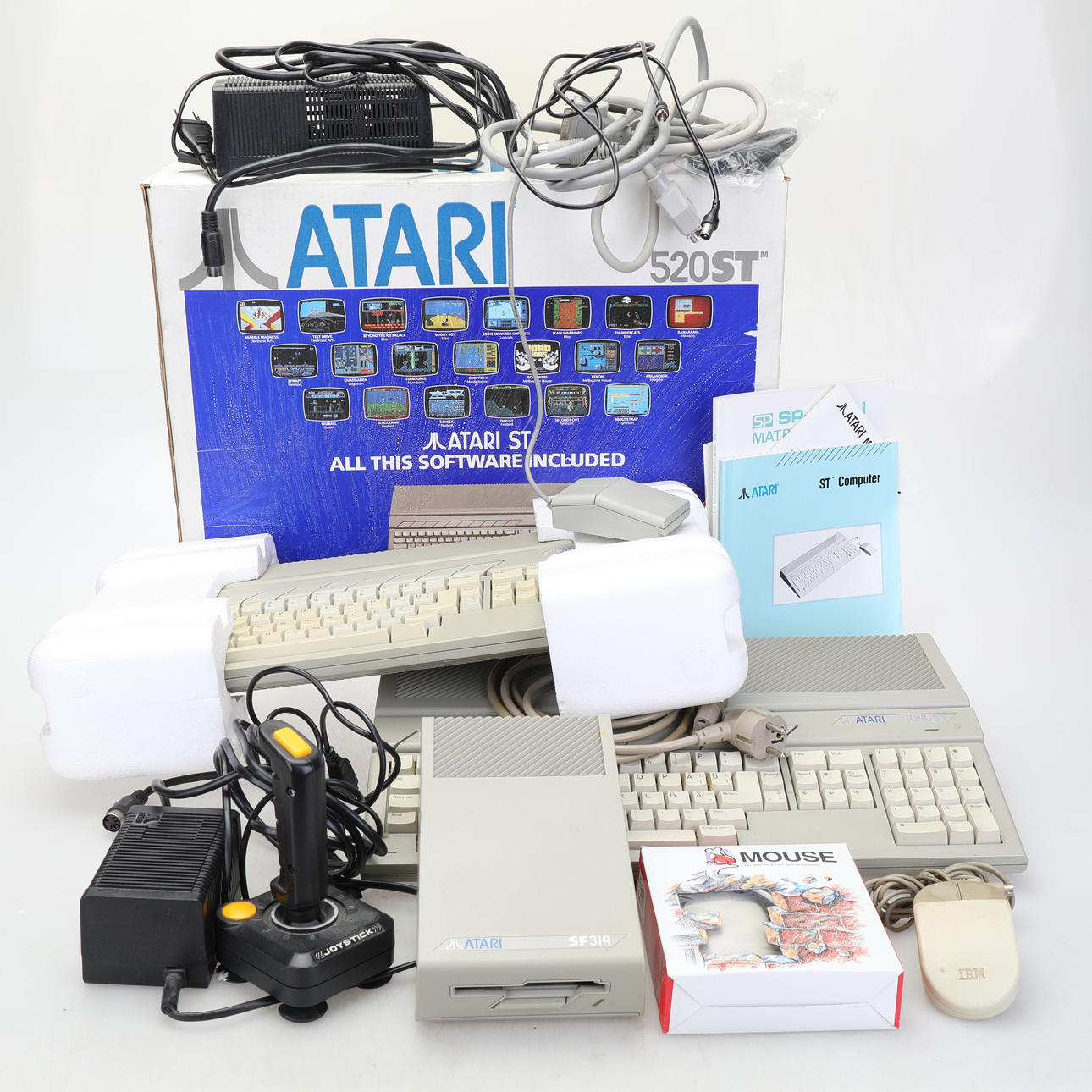 ATARI. Computers 520 pcs and 1040 pcs, with accessories. 1980s-90s.