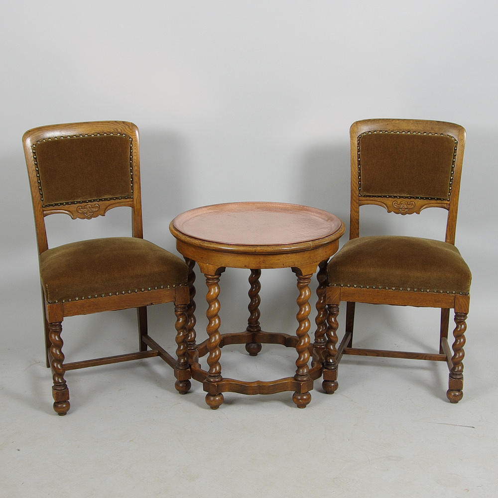 RÖKBORD MED KOPPARSKIVA SAMT 1 PAR STOLAR, barockstil.