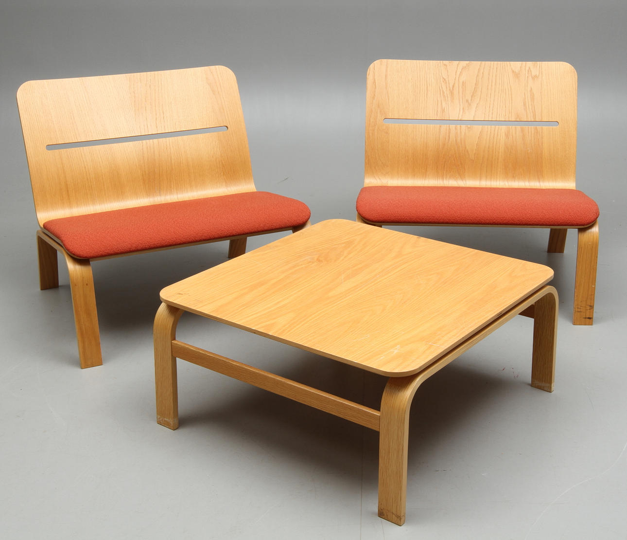 FÅTÖLJER, 1 par, samt BORD i böjträ, David design.