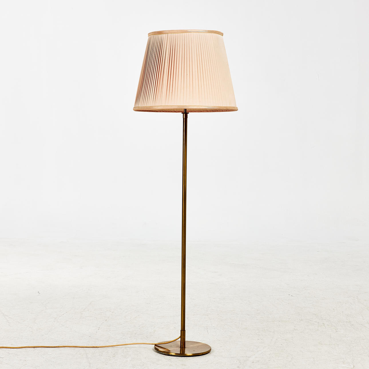 FLOOR LAMP. HW Armature, brass, adjustable.