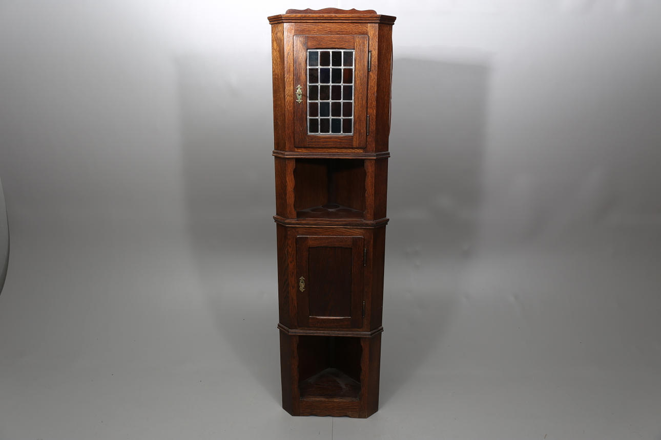 HÖRNSKÅP, ek, blyglas o ovandel, 1900-talets andra hälft.