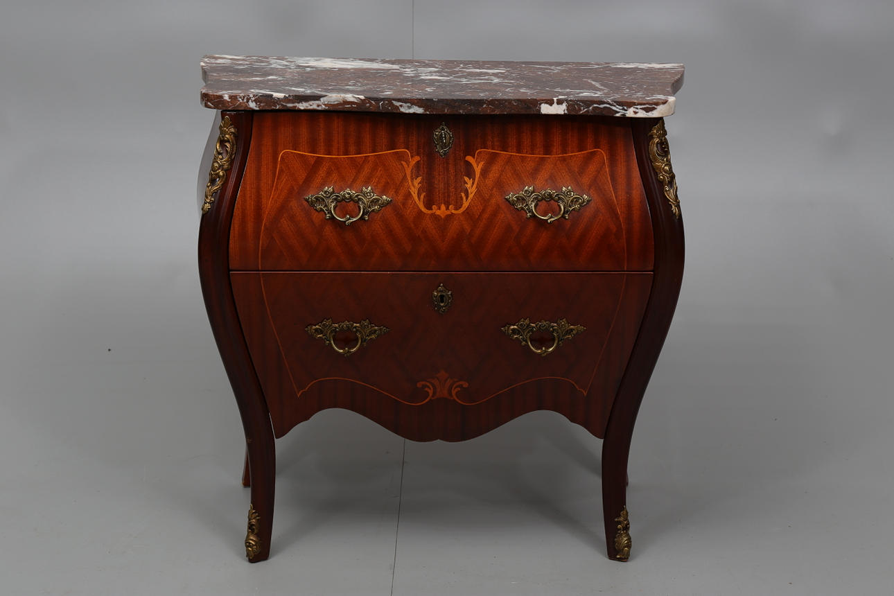 BYRÅ MED STENSKIVA, olika träslag, 2 lådor, 1900-talets andra hälft.