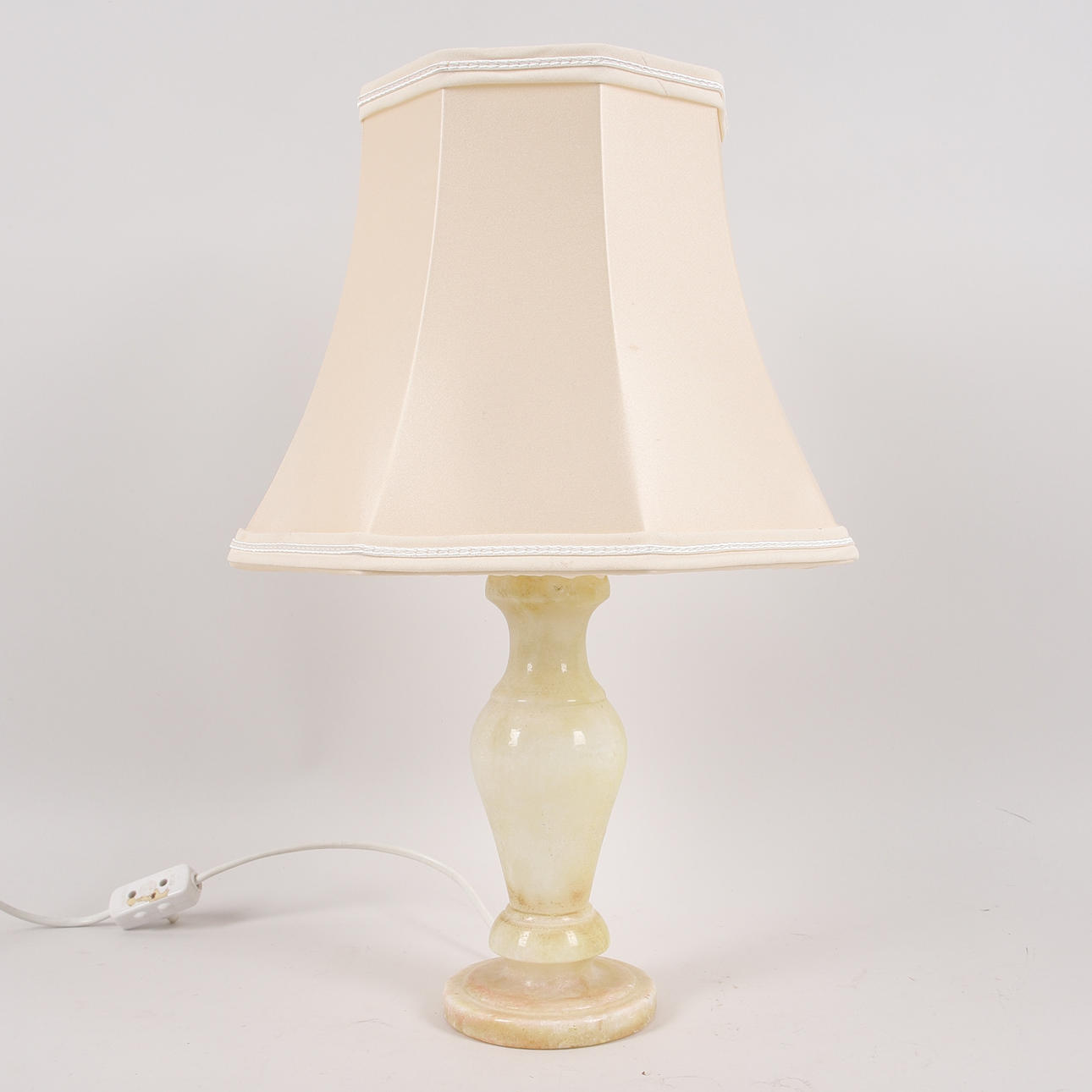 BORDSLAMPA, sten/alabaster, 1900-tal.